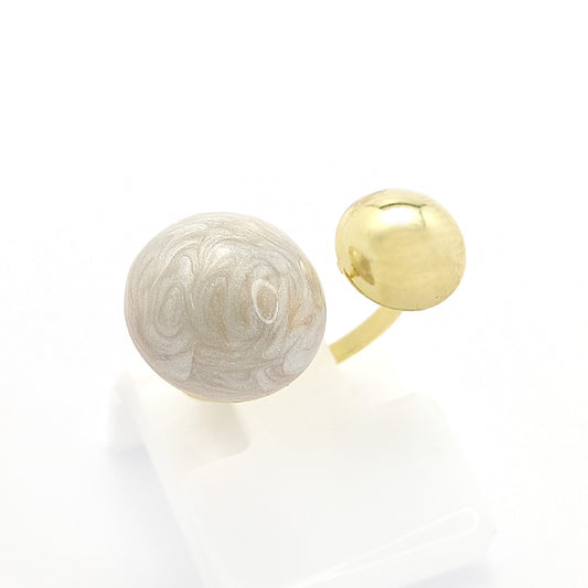 Anel dourado regulável dupla meia esfera resina perolada