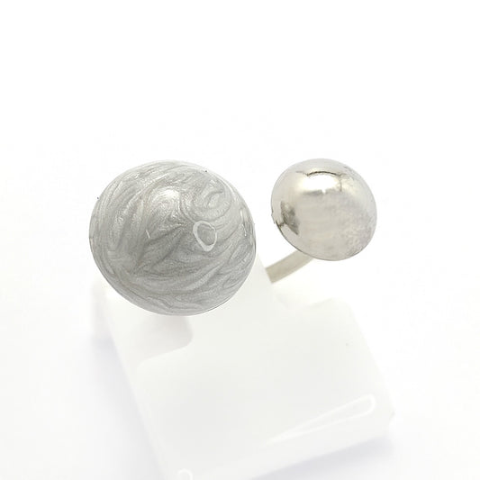 Anel prateado regulável dupla meia esfera resina perolada